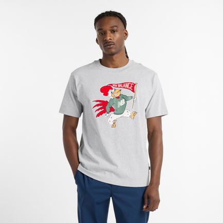 Remera New Balance Hombre Athletic Relaxed Mascot Tshirt Gris