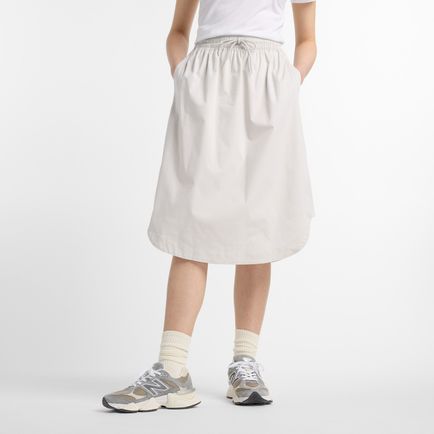 Pollera New Balance Mujer Twill Midi Skirt Gris
